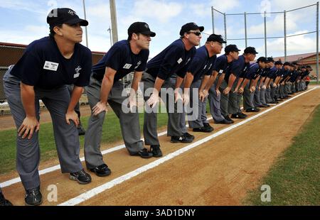 22. Januar 2008 – Kissimmee, Florida, USA – alle Augen sind auf den Pitcher gerichtet, während die Schüler am Dienstag, den 22. Januar 2008, bei Übungen an der Jim Evans Academy of Professional Umpiring im Osceola County Stadium and Sports Complex in Kissimmee, Florida, einen Stolk ausrufen. Während eines 5-wöchigen professionellen Kurses mit Unterrichtseinheiten und Übungen vor Ort durch ein Team unter der Leitung des ehemaligen American League Crew Chief Jim Evans werden die Schüler die Grundlagen und die Feinheiten des Schiedsrichters vermittelt, wobei der Schwerpunkt auf der richtigen Mechanik, der Signalgebung, der Kommunikation und der Anwendung der Regeln liegt. Von den 125 Studenten nehmen Teil Stockfoto