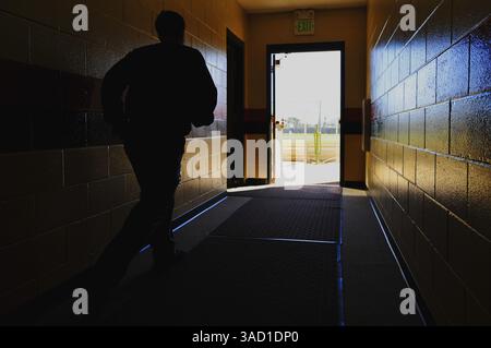 22. Januar 2008 - Kissimmee, Florida, USA - Ein Student reist am Montag, 21. Januar 2008 in der Jim Evans Academy of Professional Umpiring im Osceola County Stadium and Sports Complex in Kissimmee, Florida, auf das Feld. Während eines 5-wöchigen professionellen Kurses mit Unterrichtseinheiten und Übungen vor Ort durch ein Team unter der Leitung des ehemaligen American League Crew Chief Jim Evans werden die Schüler die Grundlagen und die Feinheiten des Schiedsrichters vermittelt, wobei der Schwerpunkt auf der richtigen Mechanik, der Signalgebung, der Kommunikation und der Anwendung der Regeln liegt. Von den 125 Studenten, die die Akademie besuchen, werden 25 ausgewählt Stockfoto