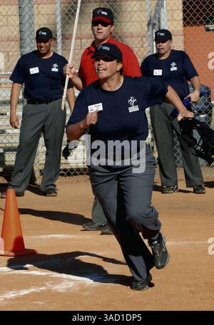 Januar 2008 - Kissimmee, Florida, USA - USA Heeresstab Sgt. Meghan Giffin, die einzige Studentin im Camp, stürmt die erste Basislinie während Übungen in der Jim Evans Academy of Professional Umpiring im Osceola County Stadium and Sports Complex in Kissimmee, Florida am Mittwoch, den 9. Januar 2008. Während eines 5-wöchigen professionellen Kurses mit Unterrichtseinheiten und Übungen vor Ort durch ein Team unter der Leitung des ehemaligen American League Crew Chief Jim Evans werden die Schüler die Grundlagen und die Feinheiten des Nachwuchses vermittelt, wobei der Schwerpunkt auf der richtigen Mechanik, Signalgebung, Kommunikation und Anwendung liegt Stockfoto