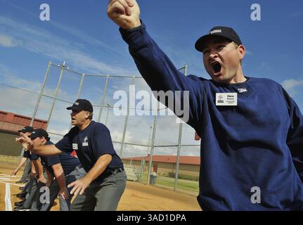 22. Januar 2008 - Kissimmee, Florida, USA - Chris Hickman hält sich bei Übungen an der Jim Evans Academy of Professional Umpiring im Osceola County Stadium and Sports Complex in Kissimmee, Florida am Dienstag, den 22. Januar 2008, gegen den Pitcher. Während eines 5-wöchigen professionellen Kurses mit Unterrichtseinheiten und Übungen vor Ort durch ein Team unter der Leitung des ehemaligen American League Crew Chief Jim Evans werden die Schüler die Grundlagen und die Feinheiten des Schiedsrichters vermittelt, wobei der Schwerpunkt auf der richtigen Mechanik, der Signalgebung, der Kommunikation und der Anwendung der Regeln liegt. Von den 125 Studenten, die die Akademie besuchen, sind 25 Stockfoto
