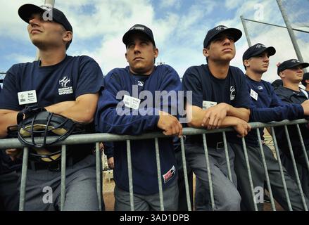 22. Januar 2008 - Kissimmee, Florida, USA - Studenten warten am Dienstag, 22. Januar 2008 auf den Nachmittagsunterricht an der Jim Evans Academy of Professional Umpiring im Osceola County Stadium and Sports Complex in Kissimmee, Florida. Während eines 5-wöchigen professionellen Kurses mit Unterrichtseinheiten und Übungen vor Ort durch ein Team unter der Leitung des ehemaligen American League Crew Chief Jim Evans werden die Schüler die Grundlagen und die Feinheiten des Schiedsrichters vermittelt, wobei der Schwerpunkt auf der richtigen Mechanik, der Signalgebung, der Kommunikation und der Anwendung der Regeln liegt. Von den 125 Studenten, die die Akademie besuchen, werden 25 Einzelpersonen sein Stockfoto
