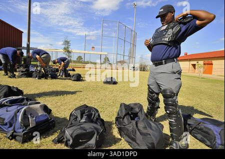 22. Januar 2008 – Kissimmee, Florida, USA – Walter Boxton und andere Studenten zogen Schutzausrüstung an, bevor sie am Montag, den 21. Januar 2008, in den Käfigen der Jim Evans Academy of Professional Umpiring im Osceola County Stadium and Sports Complex in Kissimmee, Florida arbeiteten. Während eines 5-wöchigen professionellen Kurses mit Unterrichtseinheiten und Übungen vor Ort durch ein Team unter der Leitung des ehemaligen American League Crew Chief Jim Evans werden die Schüler die Grundlagen und die Feinheiten des Schiedsrichters vermittelt, wobei der Schwerpunkt auf der richtigen Mechanik, der Signalgebung, der Kommunikation und der Anwendung der Regeln liegt. Von den 125 Studenten Stockfoto
