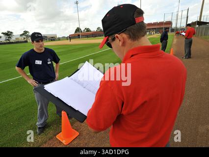 22. Januar 2008 – Kissimmee, Florida, USA – der Student Trevor Nichols erhält am Dienstag, den 22. Januar 2008, eine detaillierte Übersicht über seine Leistung auf dem Feld von Instruktor Charles Billington an der Jim Evans Academy of Professional Umpiring im Osceola County Stadium and Sports Complex in Kissimmee, Florida. Während eines 5-wöchigen professionellen Kurses mit Unterrichtseinheiten und Übungen vor Ort durch ein Team unter der Leitung des ehemaligen American League Crew Chief Jim Evans werden die Schüler die Grundlagen und die Feinheiten des Nachwuchses vermittelt, mit Schwerpunkt auf der richtigen Mechanik, Signalen, Kommunikation und Anwendung von Stockfoto