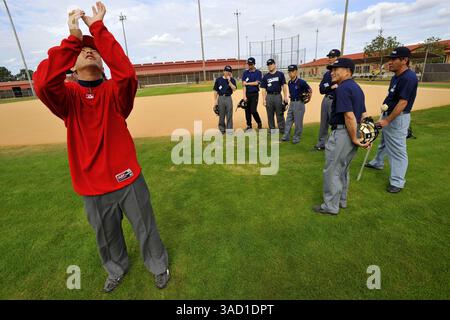 22. Januar 2008 – Kissimmee, Florida, USA – Masaki Nonaka nennt eine Gruppe von Studenten der Jim Evans Academy of Professional Umpiring im Osceola County Stadium and Sports Complex in Kissimmee, Florida, am Montag, den 21. Januar 2008 einen Streitpunkt über die Infield-Flugregel. Während eines 5-wöchigen professionellen Kurses mit Unterrichtseinheiten und Übungen vor Ort durch ein Team unter der Leitung des ehemaligen American League Crew Chief Jim Evans werden die Schüler die Grundlagen und die Feinheiten des Schiedsrichters vermittelt, wobei der Schwerpunkt auf der richtigen Mechanik, der Signalgebung, der Kommunikation und der Anwendung der Regeln liegt. Der 125 Stockfoto