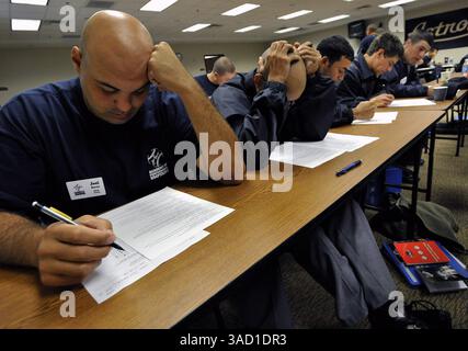 22. Januar 2008 - Kissimmee, Florida, USA - Studenten machen am Mittwoch, 16. Januar 2008 eine Prüfung an der Jim Evans Academy of Professional Umpiring im Osceola County Stadium and Sports Complex in Kissimmee, Florida. Während eines 5-wöchigen professionellen Kurses mit Unterrichtseinheiten und Übungen vor Ort durch ein Team unter der Leitung des ehemaligen American League Crew Chief Jim Evans werden die Schüler die Grundlagen und die Feinheiten des Schiedsrichters vermittelt, wobei der Schwerpunkt auf der richtigen Mechanik, der Signalgebung, der Kommunikation und der Anwendung der Regeln liegt. Von den 125 Studenten, die die Akademie besuchen, werden 25 nach dem Abschluss ausgewählt Stockfoto