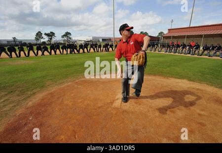 22. Januar 2008 – Kissimmee, Florida, USA – Studenten beobachten von der ersten Basislinie und dem Ausschnitt des Infield, um zu bestimmen, ob eine Stolperei an der Jim Evans Academy of Professional Umpiring im Osceola County Stadium and Sports Complex in Kissimmee, Florida, am Dienstag, 22. Januar 2008 begangen wird. Während eines 5-wöchigen professionellen Kurses mit Unterrichtseinheiten und Übungen vor Ort durch ein Team unter der Leitung des ehemaligen American League Crew Chief Jim Evans werden die Schüler die Grundlagen und die Feinheiten des Nachwuchses vermittelt, wobei der Schwerpunkt auf der richtigen Mechanik, Signalgebung, Kommunikation und Anwendung liegt Stockfoto
