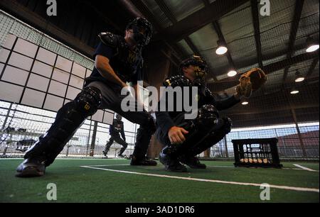 22. Januar 2008 – Kissimmee, Florida, USA – während eine Videokamera seine Bewegungen hinter der Platte aufzeichnet, arbeitet ein Schüler daran, sich in die richtige Position zu bringen, um Bälle und Strikes in „The Cages“ an der Jim Evans Academy of Professional Umpiring im Osceola County Stadium and Sports Complex in Kissimmee, Florida am Dienstag, den 15. Januar 2008 zu rufen. Während eines 5-wöchigen professionellen Kurses mit Unterrichtseinheiten und Übungen vor Ort durch ein Team unter der Leitung des ehemaligen American League Crew Chief Jim Evans werden die Schüler die Grundlagen und die Feinheiten des Schiedsrichters vermittelt, wobei der Schwerpunkt auf richtigem Mechan liegt Stockfoto