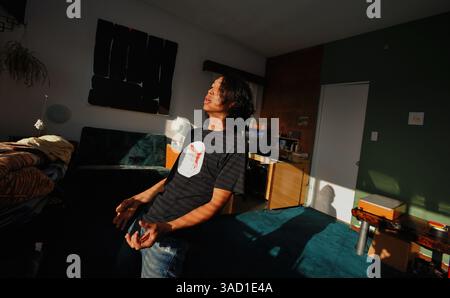 26. Juni 2008 – Los Angeles, Kalifornien, USA – die 2005 United States Air Guitar Champion und Air Guitar Hall of Fame-Mitglied Fatima Hoang, auch bekannt als „The Rockness Monster“, praktiziert zu Hause bei den Cuervo Black US Air Guitar Championships 2008/Los Angeles Regional im berühmten Troubadour Club in West Hollywood, KALIFORNIEN am Montag, 23. Juni 2008. (Kreditbild: © Brian Cahn/ZUMAPRESS.com) Stockfoto