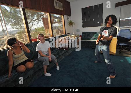 26. Juni 2008 – Los Angeles, Kalifornien, USA – Janice Gomez (Mrs. Hoang), links, und Familienfreund Sarah Grear teilen sich ein Lachen, als die United States Air Guitar Champion und Air Guitar Hall of Fame-Mitglied Fatima Hoang, auch bekannt als „The Rockness Monster“, 2008 am Montag, den 23. Juni 2005 bei den Cuervo Black US Air Guitar Championships/Los Angeles Regional im berühmten Troubadour Club in West Hollywood praktiziert. Juni 2008. (Kreditbild: © Brian Cahn/ZUMAPRESS.com) Stockfoto