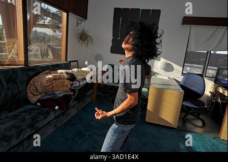 26. Juni 2008 – Los Angeles, Kalifornien, USA – die 2005 United States Air Guitar Champion und Air Guitar Hall of Fame-Mitglied Fatima Hoang, auch bekannt als „The Rockness Monster“, praktiziert zu Hause bei den Cuervo Black US Air Guitar Championships 2008/Los Angeles Regional im berühmten Troubadour Club in West Hollywood, KALIFORNIEN am Montag, 23. Juni 2008. (Kreditbild: © Brian Cahn/ZUMAPRESS.com) Stockfoto