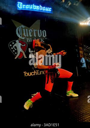 26. Juni 2008 – West Hollywood, Kalifornien, USA – Justin Caplicki, auch bekannt als „The Caplickster“, tritt 2008 am Donnerstag, 26. Juni 2008 bei den Cuervo Black US Air Guitar Championships/Los Angeles Regional im berühmten Troubadour Club in West Hollywood, KALIFORNIEN, an. (Kreditbild: © Brian Cahn/ZUMAPRESS.com) Stockfoto