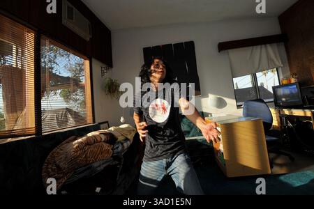 26. Juni 2008 – Los Angeles, Kalifornien, USA – die 2005 United States Air Guitar Champion und Air Guitar Hall of Fame-Mitglied Fatima Hoang, auch bekannt als „The Rockness Monster“, praktiziert zu Hause bei den Cuervo Black US Air Guitar Championships 2008/Los Angeles Regional im berühmten Troubadour Club in West Hollywood, KALIFORNIEN am Montag, 23. Juni 2008. (Kreditbild: © Brian Cahn/ZUMAPRESS.com) Stockfoto