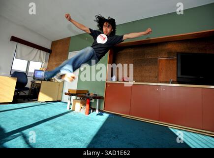 26. Juni 2008 – Los Angeles, Kalifornien, USA – die 2005 United States Air Guitar Champion und Air Guitar Hall of Fame-Mitglied Fatima Hoang, auch bekannt als „The Rockness Monster“, praktiziert zu Hause bei den Cuervo Black US Air Guitar Championships 2008/Los Angeles Regional im berühmten Troubadour Club in West Hollywood, KALIFORNIEN am Montag, 23. Juni 2008. (Kreditbild: © Brian Cahn/ZUMAPRESS.com) Stockfoto