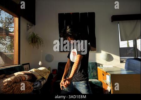 26. Juni 2008 – Los Angeles, Kalifornien, USA – die 2005 United States Air Guitar Champion und Air Guitar Hall of Fame-Mitglied Fatima Hoang, auch bekannt als „The Rockness Monster“, übt am Montag, den 23. Juni 2008, zu Hause bei der Cuervo Black 2008 US Air Guitar Championships/Los Angeles Regional im berühmten Troubadour Club in West Hollywood, KALIFORNIEN. (Kreditbild: © Brian Cahn/ZUMAPRESS.com) Stockfoto