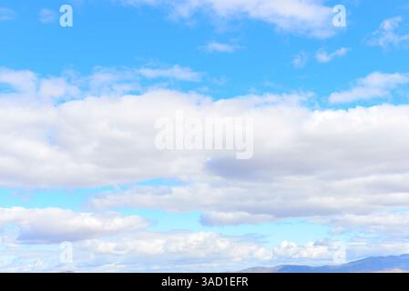 USA, Nevada, Wells, Cumulus Wolken im blauen Himmel Stockfoto