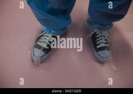 12. November 2011 - Tokio, Japan - ein Beamter der Tokyo Electric Power Co. Trägt Plastiktüten über seinen Schuhen in der Noteinsatzzentrale des zerstörten Kernkraftwerks Fukushima Dai-ichi in Okuma, Japan Samstag, 12. November 2011. Die Medien, die zum ersten Mal in Japans durch Tsunami geschädigtes Kernkraftwerk eingelassen haben, erlebten Samstag eine beeindruckende Szene der Verwüstung: Verdrehte und umgekippte Fahrzeuge, zerbröckelnde Reaktorgebäude und Schutthaufen, die seit der Welle vor mehr als acht Monaten praktisch unberührt blieben. (Kreditbild: © David Guttenfelder-Pool/Jana Press/ZUMAPRESS.c Stockfoto