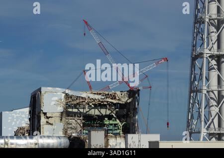 12. November 2011 - Tokio, Japan - das kaputte Kernkraftwerk Fukushima Dai-ichi ist durch ein Busfenster in Okuma, Japan, am Samstag, 12. November 2011 zu sehen. Die Medien, die zum ersten Mal in Japans durch Tsunami geschädigtes Kernkraftwerk eingelassen haben, erlebten Samstag eine beeindruckende Szene der Verwüstung: Verdrehte und umgekippte Fahrzeuge, zerbröckelnde Reaktorgebäude und Schutthaufen, die seit der Welle vor mehr als acht Monaten praktisch unberührt blieben. (Kreditbild: © David Guttenfelder-Pool/Jana Press/ZUMAPRESS.com) Stockfoto