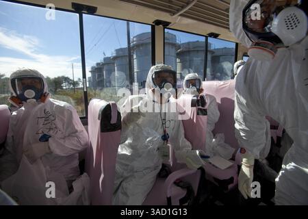 12. November 2011 - Tokio, Japan - Beamte der Tokyo Electric Power Co. Und japanische Journalisten sehen das verkrüppelte Kernkraftwerk Fukushima Dai-ichi von Busfenstern aus. Die Medien durften zum ersten Mal am Samstag in Japans durch Tsunami geschädigtes Kernkraftwerk eindringen. (Kreditbild: © David Guttenfelder-Pool/Jana Press/ZUMAPRESS.com) Stockfoto