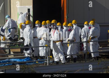 12. November 2011 - Tokio, Japan - Männer mit Schutzanzügen und Masken arbeiten im kaputten Kernkraftwerk Fukushima Dai-ichi in Okuma, Japan Samstag, 12. November 2011. Die Medien, die zum ersten Mal in Japans durch Tsunami geschädigtes Kernkraftwerk eingelassen haben, erlebten Samstag eine beeindruckende Szene der Verwüstung: Verdrehte und umgekippte Fahrzeuge, zerbröckelnde Reaktorgebäude und Schutthaufen, die seit der Welle vor mehr als acht Monaten praktisch unberührt blieben. (Kreditbild: © David Guttenfelder-Pool/Jana Press/ZUMAPRESS.com) Stockfoto