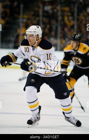 November 2011 – Boston, Massachusetts, USA S - Buffalo Sabres Verteidiger Christian Ehrhoff (10) im Spiel gegen die Boston Bruins im TD Garden in Boston, Massachusetts. Bruins schlug Sabres 6-2. (Kreditbild: © Mark Box/Southcreek/ZUMAPRESS.com) Stockfoto