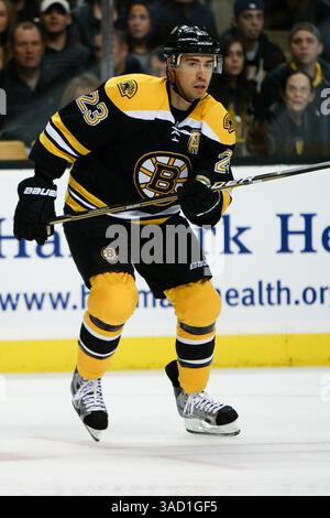 November 2011 – Boston, Massachusetts, USA S - Boston Bruins bringt Chris Kelly (23) in Aktion während des Spiels gegen die Buffalo Sabres im TD Garden in Boston, Massachusetts. Bruins schlug Sabres 6-2. (Kreditbild: © Mark Box/Southcreek/ZUMAPRESS.com) Stockfoto