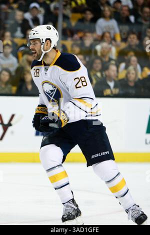 November 2011 – Boston, Massachusetts, USA S - Buffalo Sabres stellt Paul Gaustad (28) im Spiel gegen die Boston Bruins im TD Garden in Boston, Massachusetts, in Aktion. Bruins schlug Sabres 6-2. (Kreditbild: © Mark Box/Southcreek/ZUMAPRESS.com) Stockfoto
