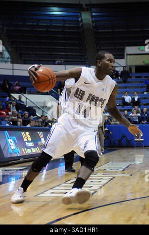 12. November 2011: Turnier-MVP, Air Force's Michael Lyons (14), in Aktion während des All Military Classic Meisterschaftsspiels zwischen den VMI Keydets und den Air Force Falcons in der Clune Arena, United States Air Force Academy, Colorado Springs, CO. Air Force besiegt VMI 75-65. (Bild: © Larry Clouse/Cal Sport Media/ZUMAPRESS.com) Stockfoto
