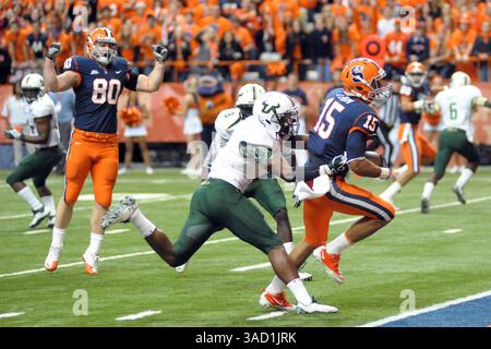November 2011 - Syracuse, New York, USA S - Alec Lemon #15 der Syracuse Orange spaltet zwei South Florida Bulls für die Landung im zweiten Viertel im Carrier Dome in Syracuse, NY. Südflorida besiegte Syracuse mit 37:17. (Bild: © Michael Johnson/Southcreek/ZUMAPRESS.com) Stockfoto