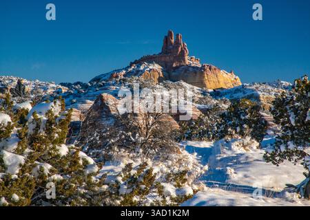USA, New Mexico, Gallup, Red Rock Park. Church Rock im Winter Sonnenaufgang. ©Cathy & Gordon Illg / Jaynes Gallery / DanitaDelimont.com Stockfoto