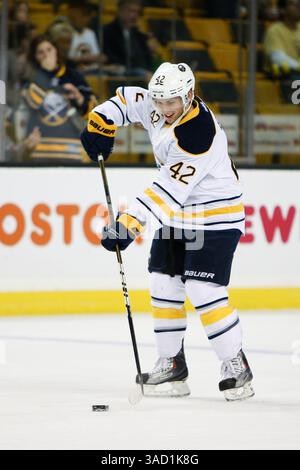 November 2011 – Boston, Massachusetts, USA S - Buffalo Sabres Linksflügel Nathan Gerbe (42) wärmt sich vor dem Spiel gegen die Boston Bruins im TD Garden in Boston, Massachusetts auf. Bruins schlug Sabres 6-2. (Kreditbild: © Mark Box/Southcreek/ZUMAPRESS.com) Stockfoto