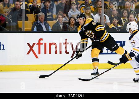 November 2011 – Boston, Massachusetts, USA S - Boston Bruins Right Wing Rich Peverley (49) im Spiel gegen die Buffalo Sabres im TD Garden in Boston, Massachusetts. Bruins schlug Sabres 6-2. (Kreditbild: © Mark Box/Southcreek/ZUMAPRESS.com) Stockfoto