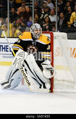 November 2011 – Boston, Massachusetts, USA S - Boston Bruins Torhüter Tim Thomas (30) in Aktion während des Spiels gegen die Buffalo Sabres im TD Garden in Boston, Massachusetts. Bruins schlug Sabres 6-2. (Kreditbild: © Mark Box/Southcreek/ZUMAPRESS.com) Stockfoto
