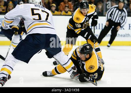November 2011 – Boston, Massachusetts, USA S - Boston Bruins Linksflügel Brad Marchand (63) geht im Spiel gegen die Buffalo Sabres im TD Garden in Boston, Massachusetts, unter. Bruins schlug Sabres 6-2. (Kreditbild: © Mark Box/Southcreek/ZUMAPRESS.com) Stockfoto