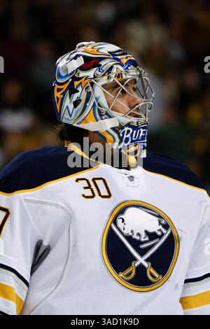 November 2011 – Boston, Massachusetts, USA S - Buffalo Sabres Torwart Ryan Miller (30) überprüft die Punktzahl während des Spiels gegen die Boston Bruins im TD Garden in Boston, Massachusetts. Bruins schlug Sabres 6-2. (Kreditbild: © Mark Box/Southcreek/ZUMAPRESS.com) Stockfoto