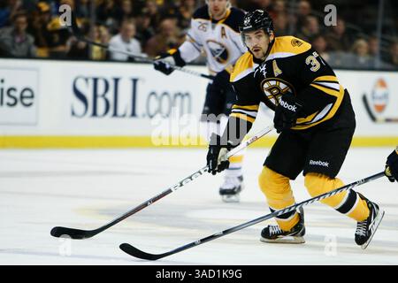 November 2011 – Boston, Massachusetts, USA S - Boston Bruins zentriert Patrice Bergeron (37) im Spiel gegen die Buffalo Sabres im TD Garden in Boston, Massachusetts. Bruins schlug Sabres 6-2. (Kreditbild: © Mark Box/Southcreek/ZUMAPRESS.com) Stockfoto