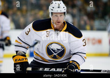 November 2011 – Boston, Massachusetts, USA S - Buffalo Sabres Verteidiger Jordan Leopold (3) in Aktion während des Spiels gegen die Boston Bruins im TD Garden in Boston, Massachusetts. Bruins schlug Sabres 6-2. (Kreditbild: © Mark Box/Southcreek/ZUMAPRESS.com) Stockfoto