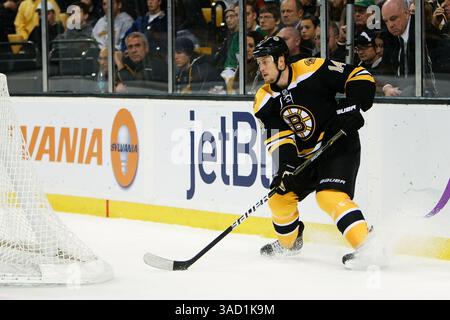 November 2011 – Boston, Massachusetts, USA Joe Corvo (14), Verteidiger der Boston Bruins, spielte im Spiel gegen die Buffalo Sabres im TD Garden in Boston, Massachusetts. Bruins schlug Sabres 6-2. (Kreditbild: © Mark Box/Southcreek/ZUMAPRESS.com) Stockfoto