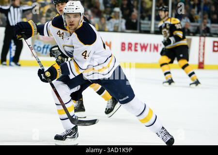November 2011 – Boston, Massachusetts, USA S - Buffalo Sabres Verteidiger Andrej Sekera (44) in Aktion während des Spiels gegen die Boston Bruins im TD Garden in Boston, Massachusetts. Bruins schlug Sabres 6-2. (Kreditbild: © Mark Box/Southcreek/ZUMAPRESS.com) Stockfoto