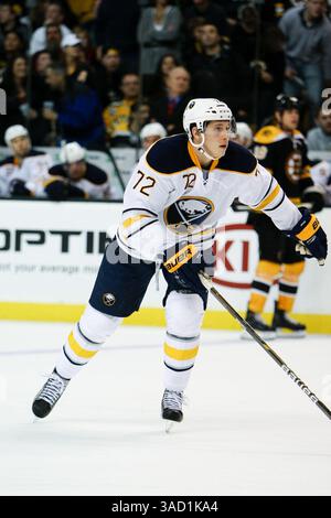 November 2011 – Boston, Massachusetts, USA S - Buffalo Sabres stellt Luke Adam (72) in Aktion während des Spiels gegen die Boston Bruins im TD Garden in Boston, Massachusetts. Bruins schlug Sabres 6-2. (Kreditbild: © Mark Box/Southcreek/ZUMAPRESS.com) Stockfoto