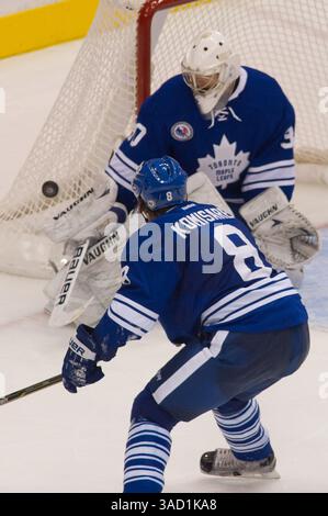 12. November 2011 – Toronto, Ontario, Kanada – der Verteidiger Mike Komisarek, der Toronto Maple Leafs, sieht sich als Torhüter Ben Scrivens (30) aus Toronto Maple Leafs, der die Seite des Netzes blockiert, während er gegen die Ottawa Senators in der 2. Phase gegen die Ottawa Senators kämpft. Die Ottawa Senators führen die Toronto Maple Leafs 2–1 nach zwei Perioden an. (Bild: © Keith Hamilton/Southcreek/ZUMAPRESS.com) Stockfoto