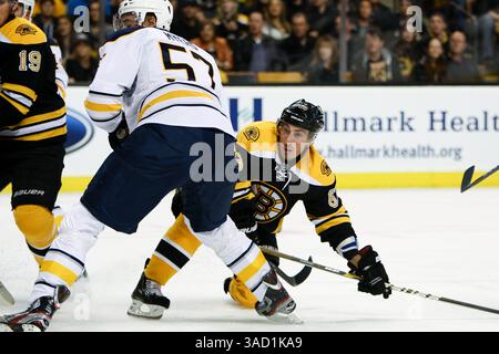 November 2011 – Boston, Massachusetts, USA S - Boston Bruins verließ Brad Marchand (63) im Spiel gegen die Buffalo Sabres im TD Garden in Boston, Massachusetts. Bruins schlug Sabres 6-2. (Kreditbild: © Mark Box/Southcreek/ZUMAPRESS.com) Stockfoto