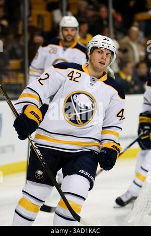 November 2011 – Boston, Massachusetts, USA S - Buffalo Sabres verließ Nathan Gerbe (42) im Spiel gegen die Boston Bruins im TD Garden in Boston, Massachusetts. Bruins schlug Sabres 6-2. (Kreditbild: © Mark Box/Southcreek/ZUMAPRESS.com) Stockfoto