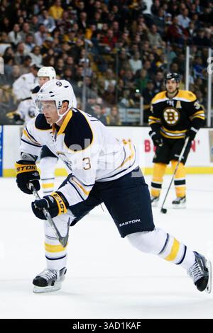 November 2011 – Boston, Massachusetts, USA S - Buffalo Sabres Verteidiger Jordan Leopold (3) in Aktion während des Spiels gegen die Boston Bruins im TD Garden in Boston, Massachusetts. Bruins schlug Sabres 6-2. (Kreditbild: © Mark Box/Southcreek/ZUMAPRESS.com) Stockfoto