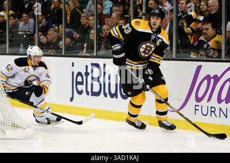 November 2011 – Boston, Massachusetts, USA S - Boston Bruins Verteidiger Zdeno Chara (33) im Spiel gegen die Buffalo Sabres im TD Garden in Boston, Massachusetts. Bruins schlug Sabres 6-2. (Kreditbild: © Mark Box/Southcreek/ZUMAPRESS.com) Stockfoto
