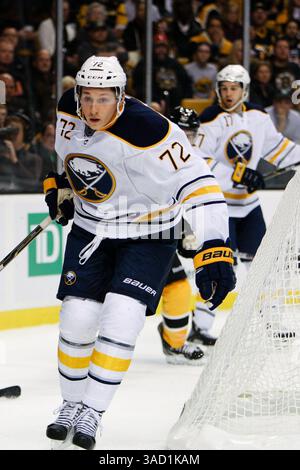 November 2011 – Boston, Massachusetts, USA S - Buffalo Sabres stellt Luke Adam (72) in Aktion während des Spiels gegen die Boston Bruins im TD Garden in Boston, Massachusetts. Bruins schlug Sabres 6-2. (Kreditbild: © Mark Box/Southcreek/ZUMAPRESS.com) Stockfoto