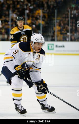 November 2011 – Boston, Massachusetts, USA S - Buffalo Sabres bringt Derek Roy (9) in Aktion während des Spiels gegen die Boston Bruins im TD Garden in Boston, Massachusetts. Bruins schlug Sabres 6-2. (Kreditbild: © Mark Box/Southcreek/ZUMAPRESS.com) Stockfoto