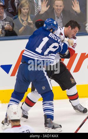 12. November 2011: Toronto, Ontario, Kanada – Toronto Maple spielt Mike Brown (18) und Ottawa Senators (28) in einem Kampf der 1. Periode. Die Toronto Maple Leafs führen die Ottawa Senators nach einer Periode mit 1:0 an. (Bild: © Keith Hamilton/Southcreek/ZUMAPRESS.com) Stockfoto