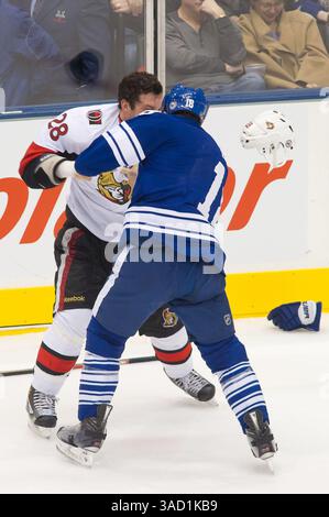 12. November 2011: Toronto, Ontario, Kanada: Der Stürmer Zenon Konopka (28) von Ottawa Senators verliert seinen Helm während eines ersten Kampfes gegen Mike Brown (18). Die Toronto Maple Leafs führen die Ottawa Senators nach einer Periode mit 1:0 an. (Bild: © Keith Hamilton/Southcreek/ZUMAPRESS.com) Stockfoto