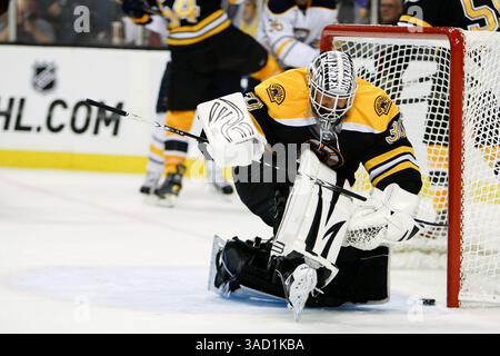November 2011 – Boston, Massachusetts, USA Der Bostoner Bruins-Torwart Tim Thomas (30) versucht im TD Garden in Boston, Massachusetts, einen Stab von Buffalo Sabres zu knacken. Bruins schlug Sabres 6-2. (Kreditbild: © Mark Box/Southcreek/ZUMAPRESS.com) Stockfoto
