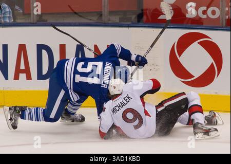 12. November 2011: Toronto, Ontario, Kanada – Toronto Maple Leafs Defenceman Jake Gardiner (51) und Ottawa Senators Stürmer Milan Michalek (9) gehen in der 2. Periode in die Ecke. Die Ottawa Senators führen die Toronto Maple Leafs 2–1 nach zwei Perioden an. (Bild: © Keith Hamilton/Southcreek/ZUMAPRESS.com) Stockfoto